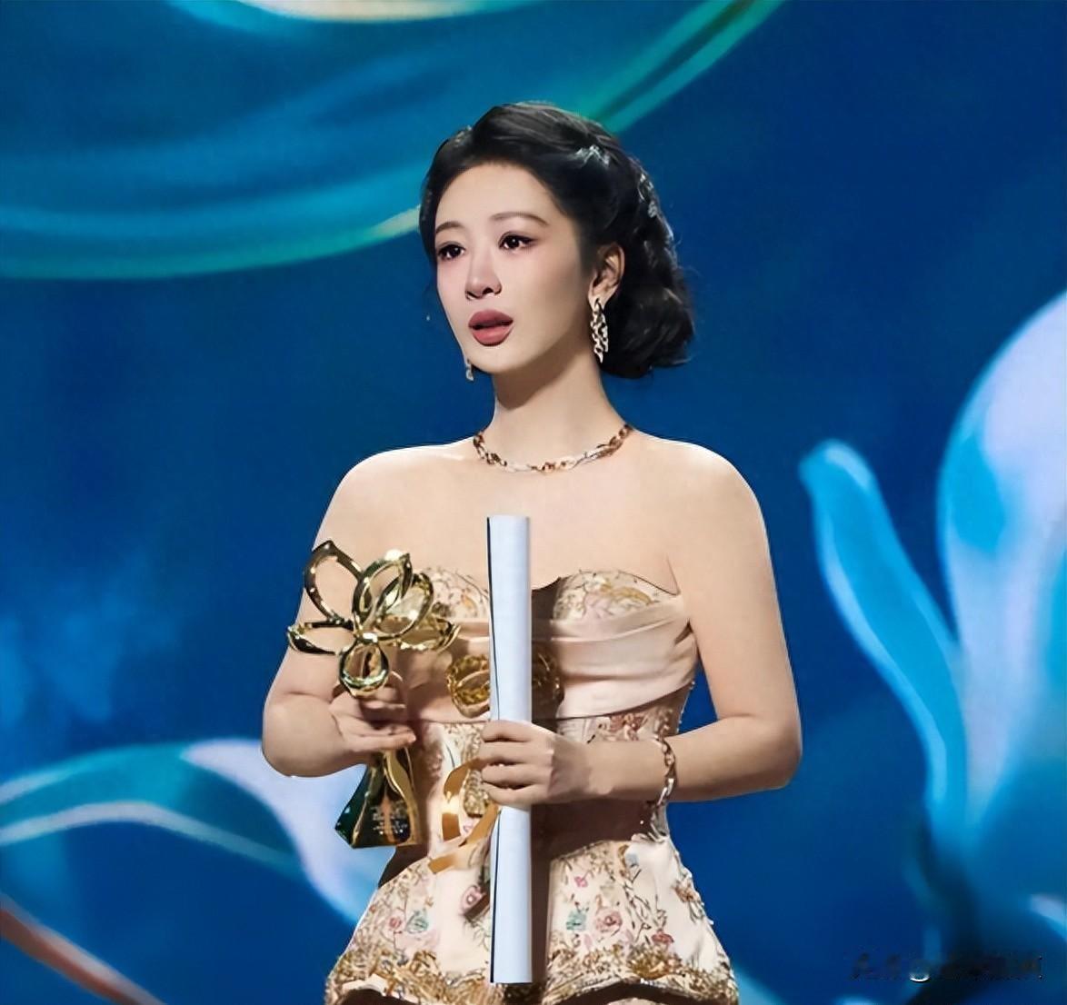 她是北京独生女，父母感情好，当演员大红大紫，出道27年终于拿奖
领奖台上，她没先