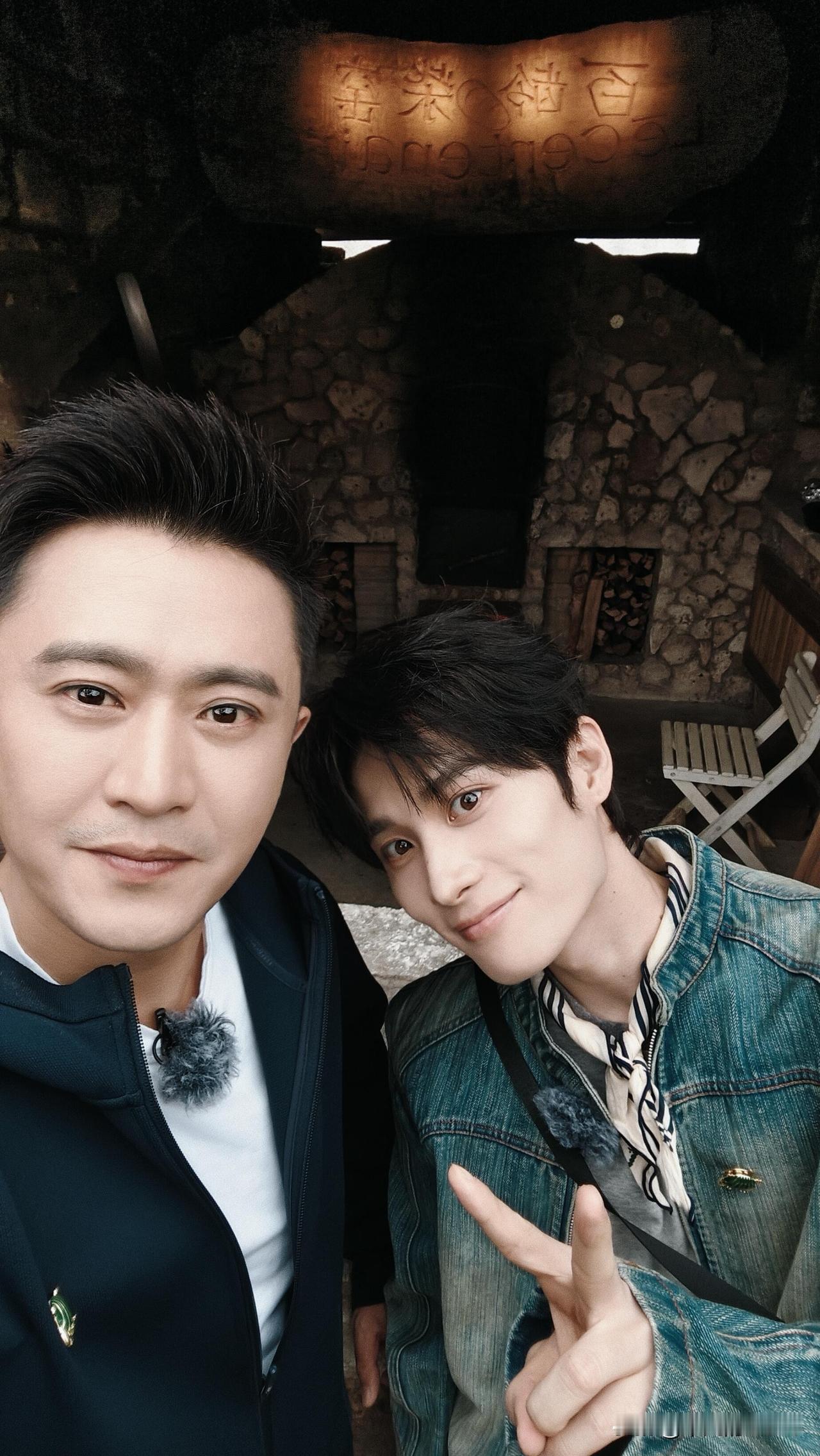 12月11日，央视主持人杨帆发文说：“兄弟感情好，来到涠洲岛。”

杨帆发了5张