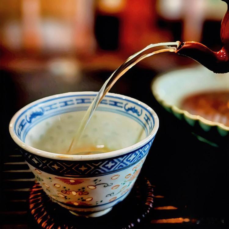 《器静悟玄·拗律体》
素瓷三列玉盘前，茶静烟清意自玄。
器简无声禅已现，清欢一啜