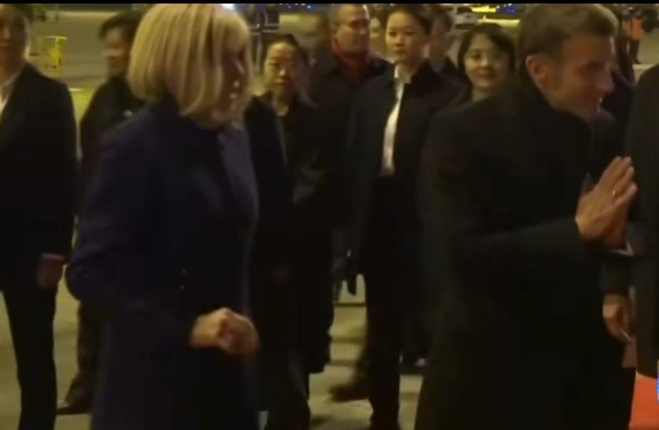 马克龙到成都三大美女现身接机现场
       据报道，12月4日晚间，法国总统