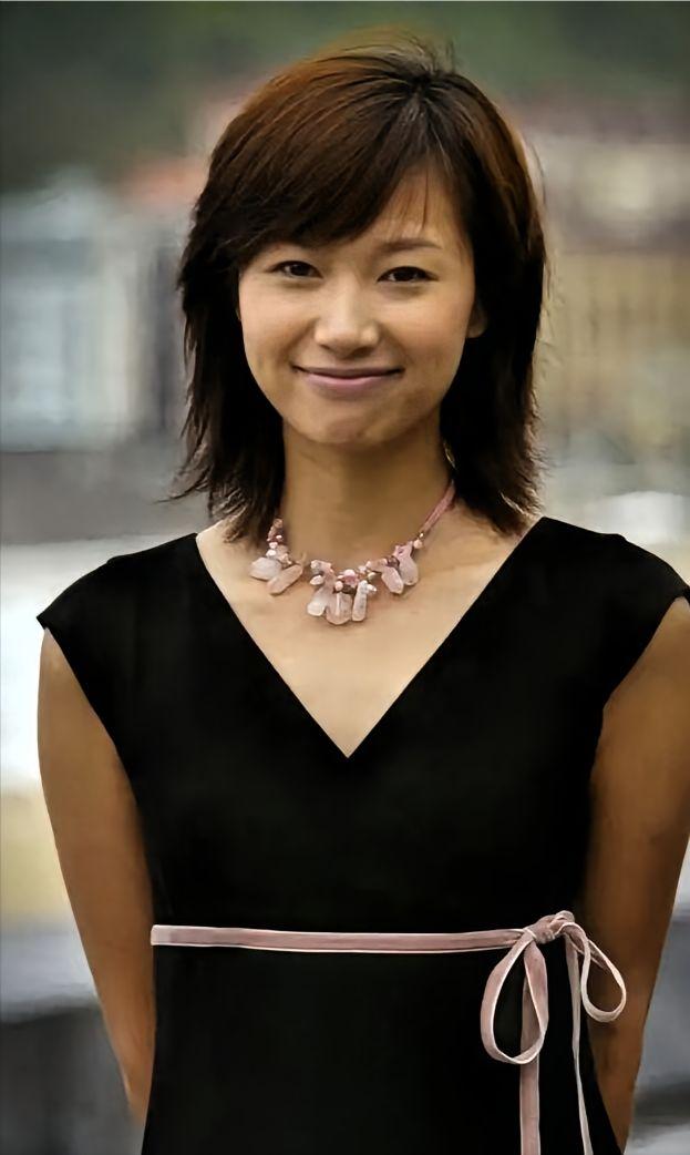 徐静蕾在洛杉矶的生活，真是让人百感交集。51岁的她在海外住了快十年，把父母接过去