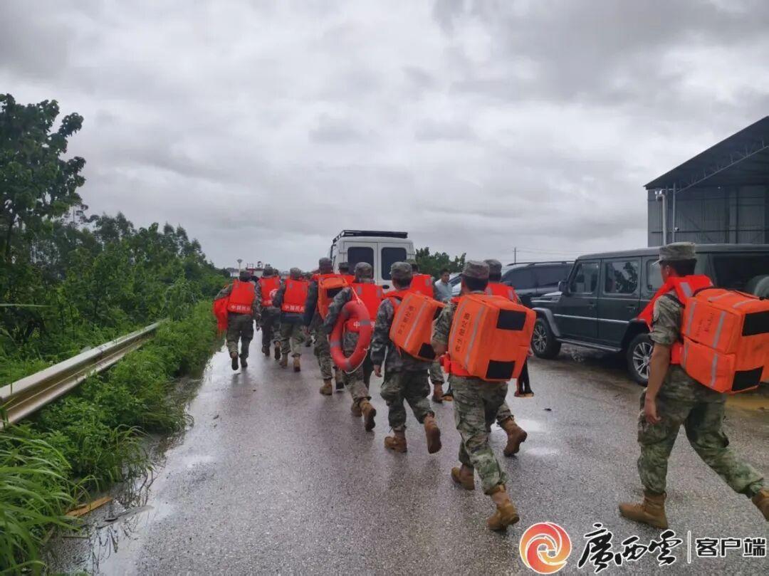 洪水无情人有情！向奋战广西横州抗洪一线全体子弟兵致以最高敬意
 
连日暴雨突袭广