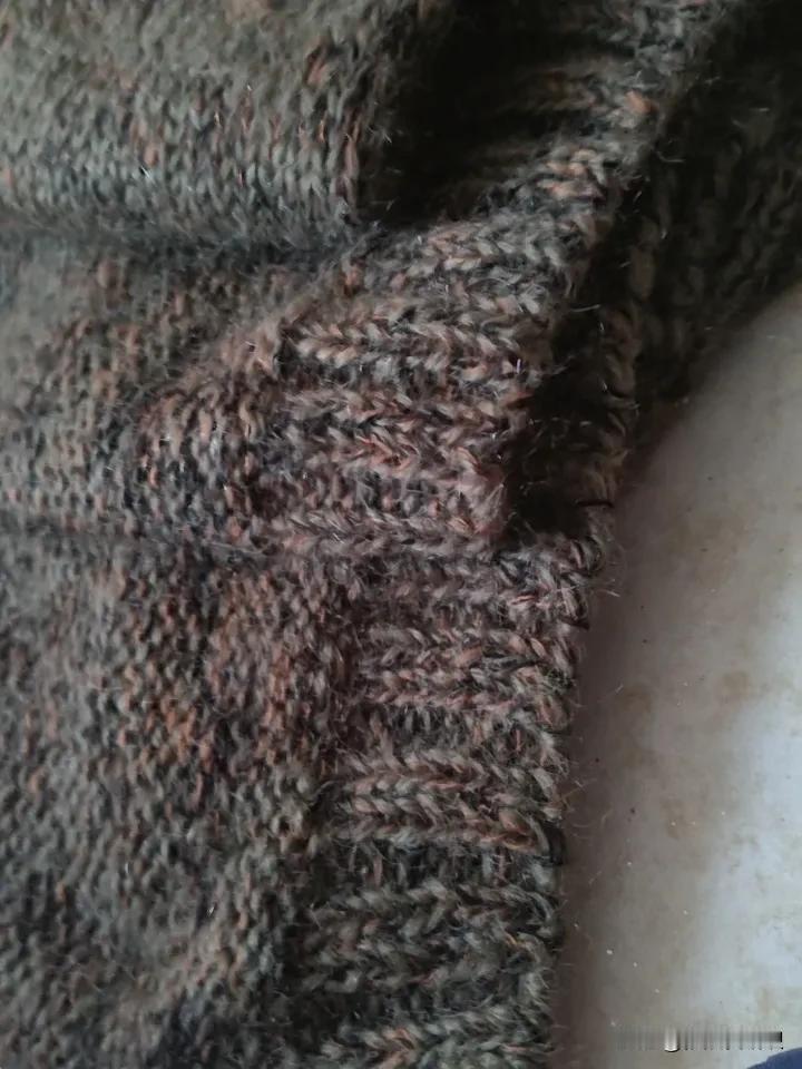 分享我这周有趣的事：又一件大毛衣完工，春节可以穿了……
和毛线纠缠的每一刻，都是