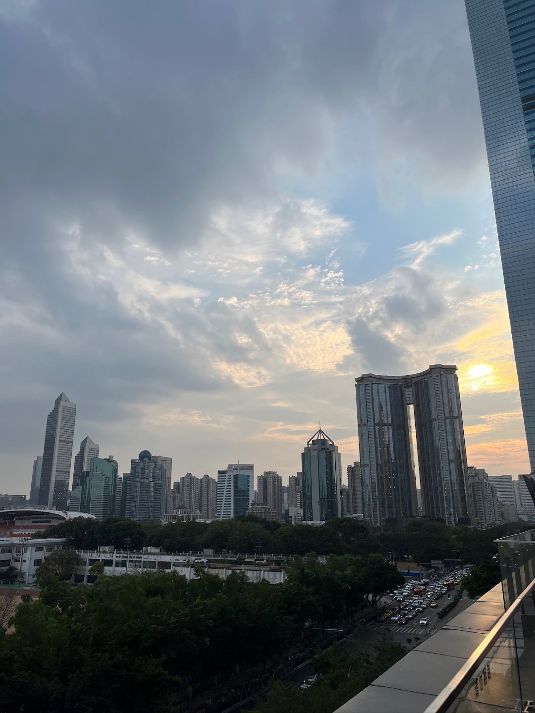 蓝调时刻🏙️Blue moment 想一直沉浸在此刻的宁静中一抬头，美好就出现