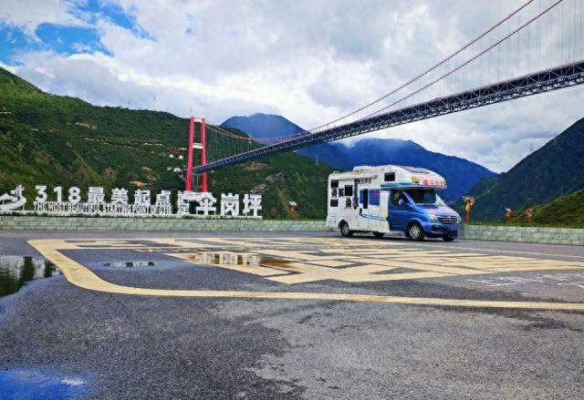 理发师把房车掏空改成理发店，跑2600公里，边玩边赚还结余2000块