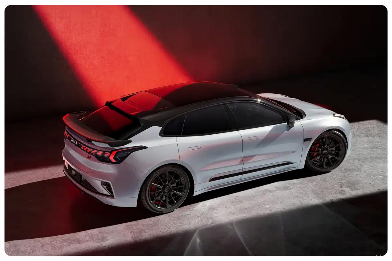 🖤极氪001五周年版内饰这套黑红配色，我个人觉得比特斯拉那种极简风格更有感觉，