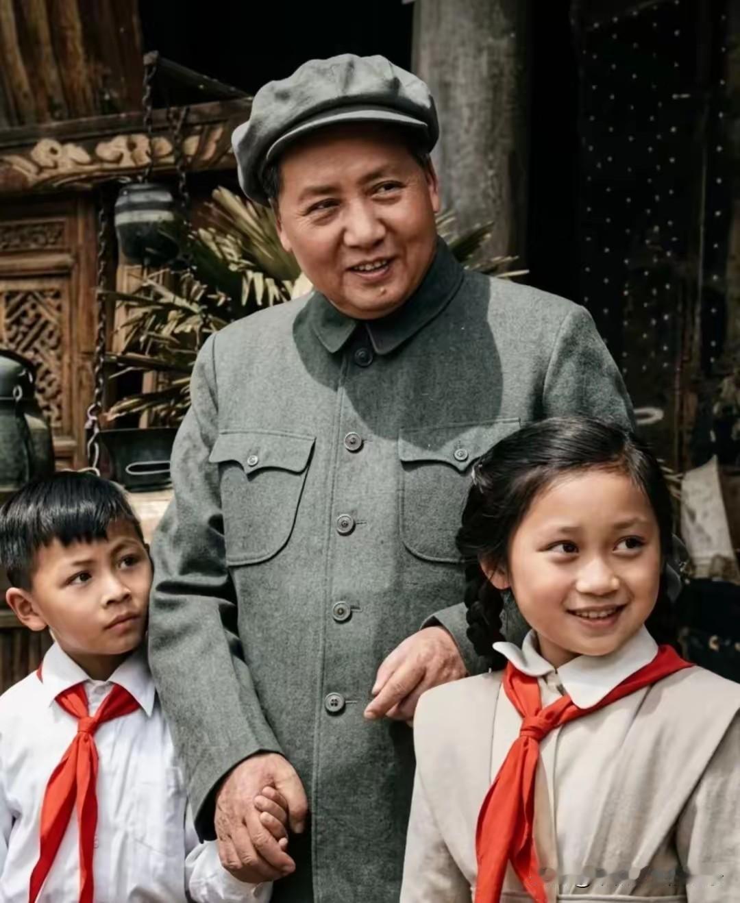 1954年5月1日毛主席在天安门城楼与献花的少先队员王光如和刘春延。