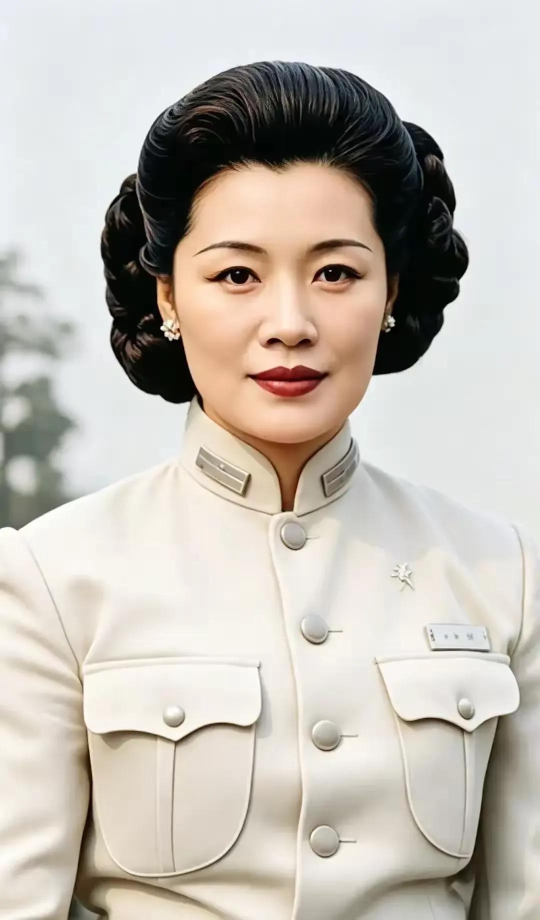 她出身戏楼，无法生育被休，令人意想不到的是改嫁将军后，一连生下11个子女，在丈夫