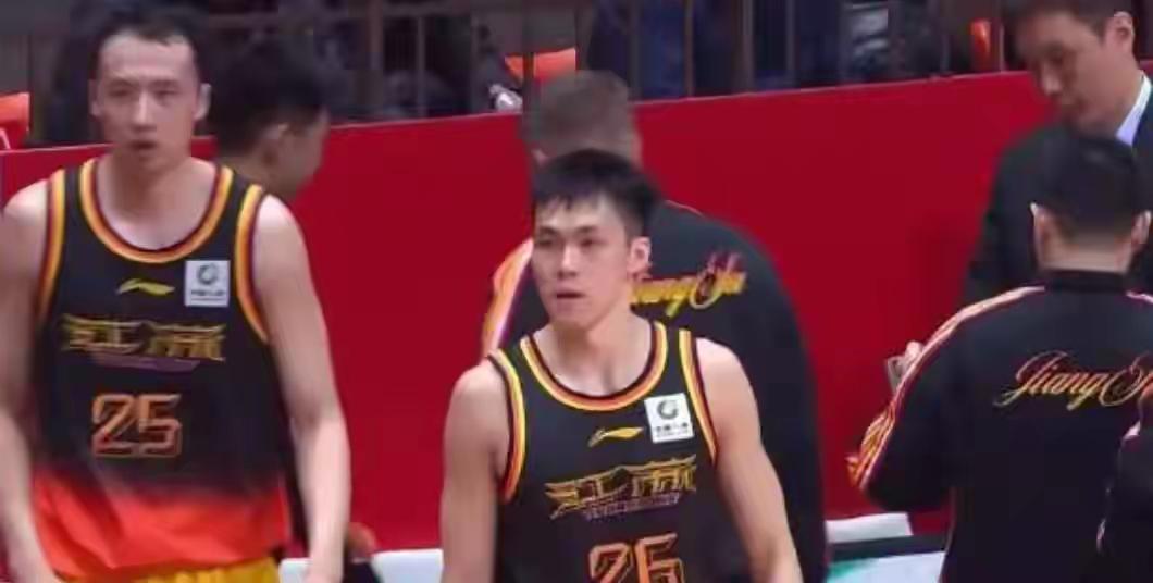 CBA庞峥麟的首秀：27分钟出场时间，11投6中，16分4助攻3篮板，
球场上他
