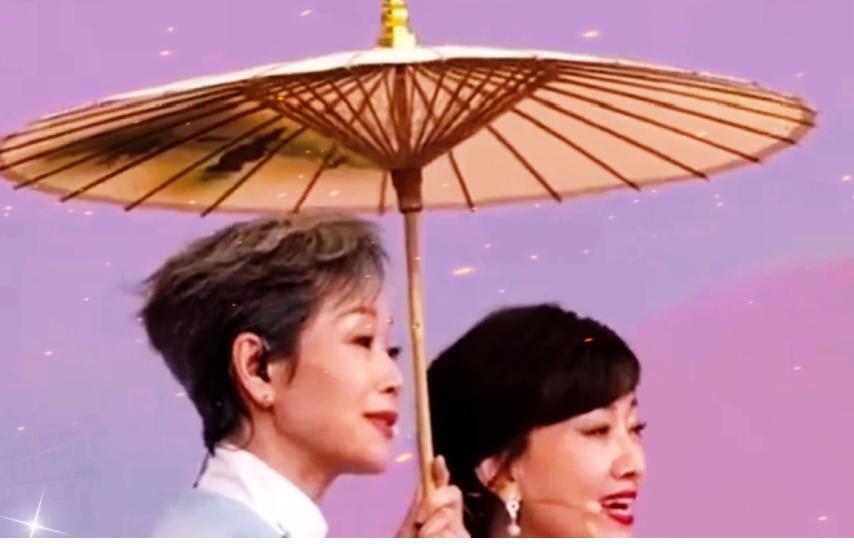 现在她们的年纪大了，但她们两人都能保持良好的心态，保持诱人的身材。
良好的生活习