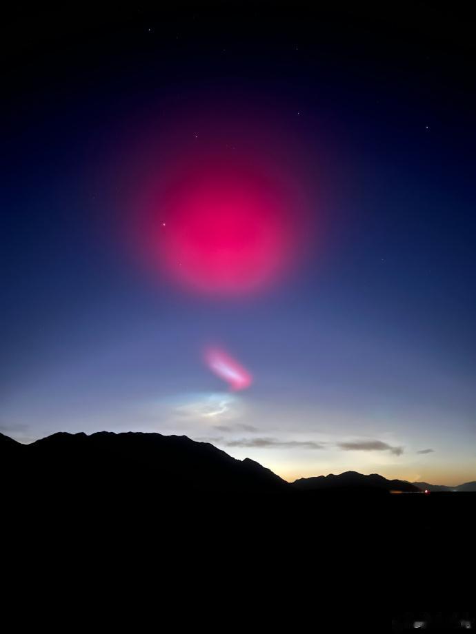 今晚天空中有两束光在飞，然后“轰”的一声，点亮了西北的夜空……

你懂的，这还真