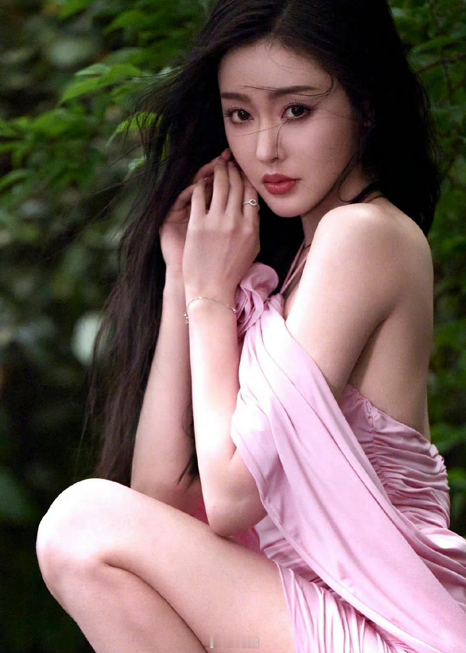 绿意融融，淡粉微醺，与张天爱一起抓住春天的小尾巴，快乐一下 ​​​