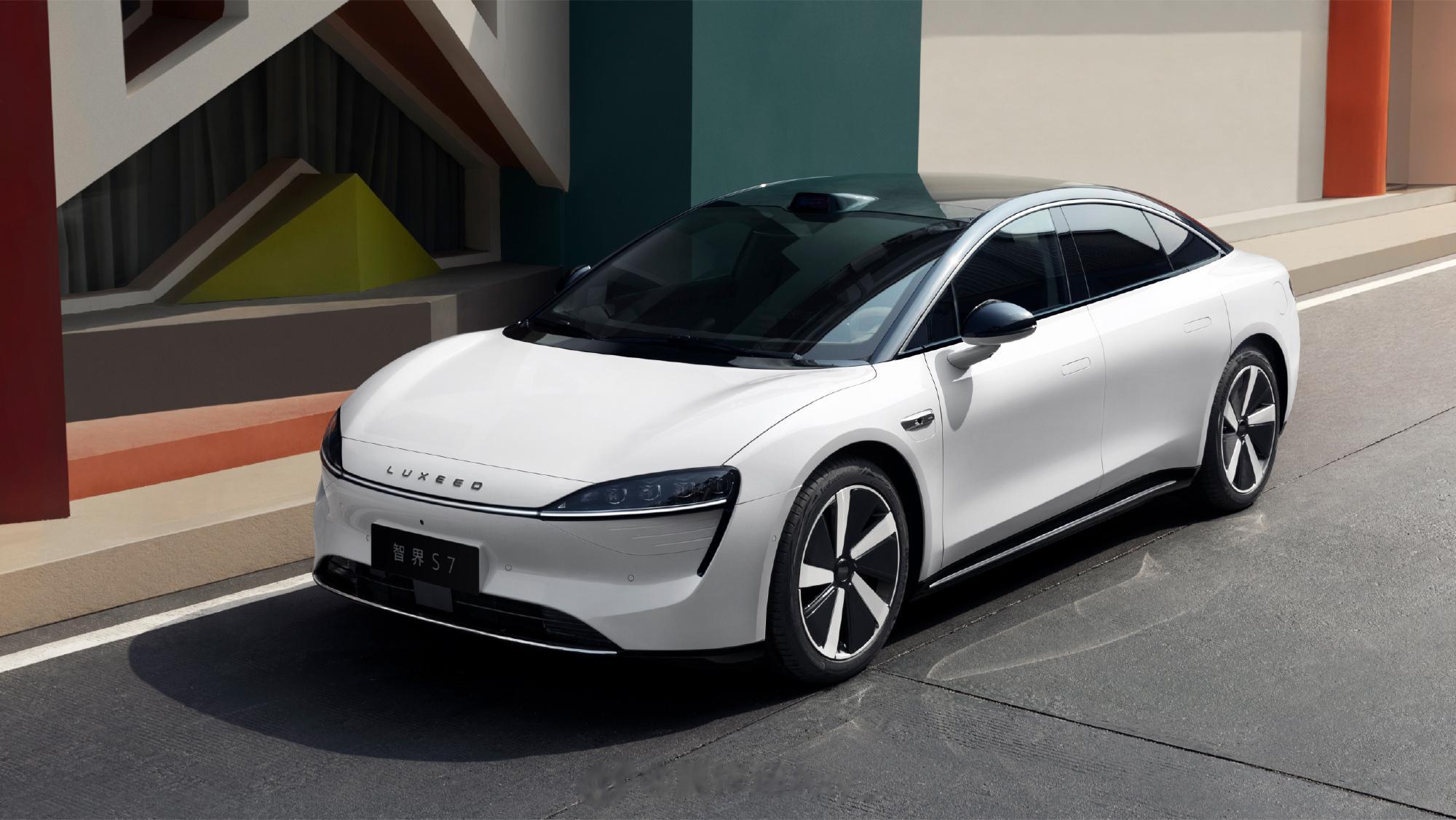 #华为首款轿车颜值爆表#汽车世界一直是科技与时尚交汇的地方，而智界汽车的首款车型