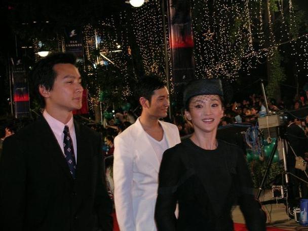 2006年，吴彦祖、周迅、黄晓明在第九届上海国际电影节上，走红毯时的画面。

当