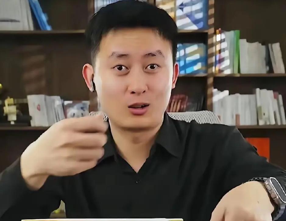 大鹏选择离职单飞，武亮公开表态：理解也尊重每个人的决定，人往高处走太正常了。
