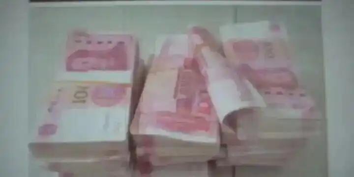 江苏扬州，一户农家把57万元现金、300多克黄金锁进保险箱。箱子重近百斤，放在二