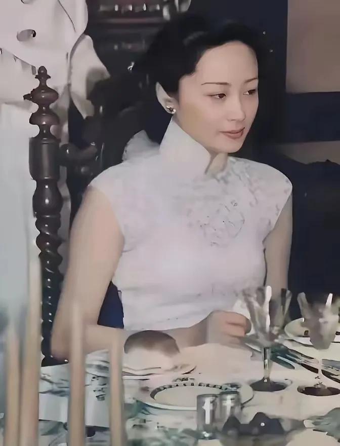 老照片欣赏：这是1942年，宋子文的夫人张乐怡，那年35岁图中看穿着及用品都不俗