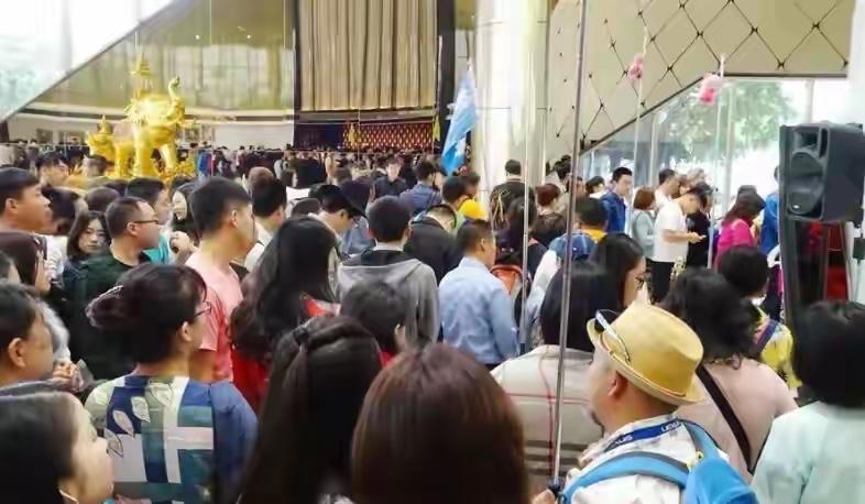 外媒破防了？中国长假不再“爆买”全球，钱都花在了国内景区！

今年五一假期，全球
