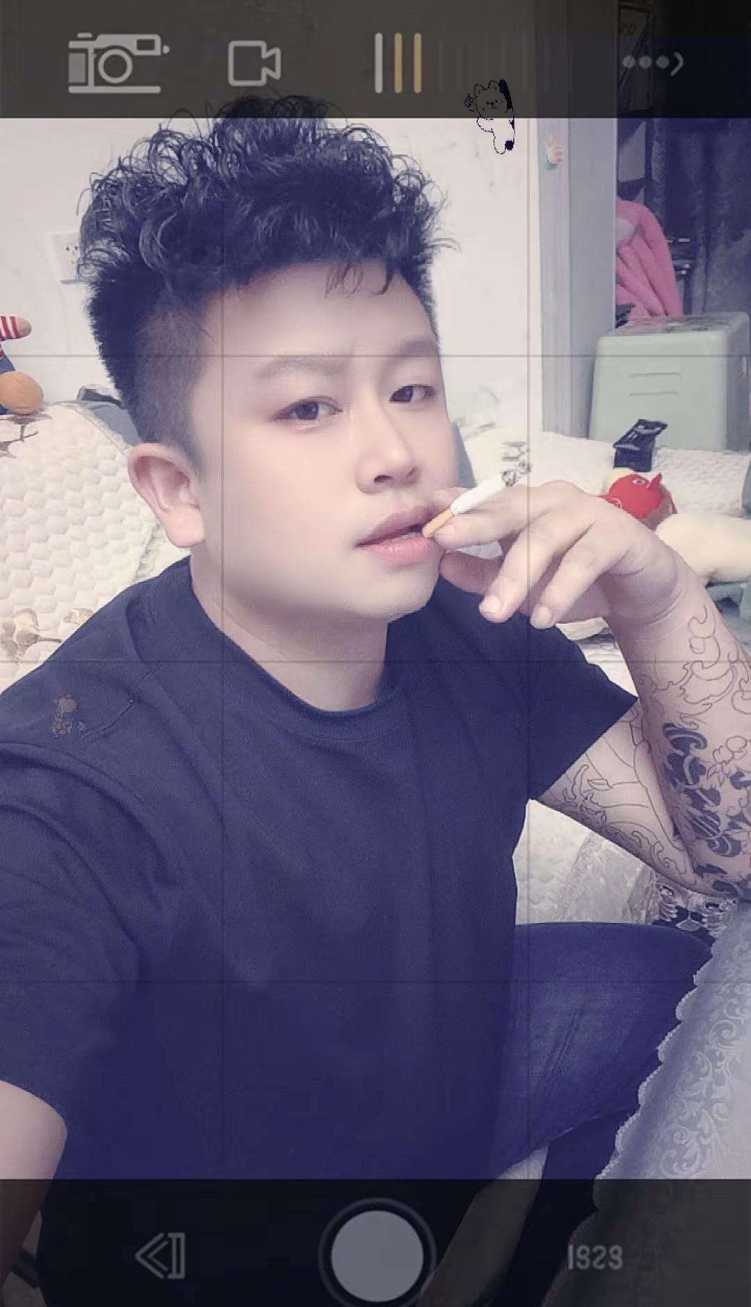 在时光的角落里，倒一杯小酒，听一首老歌🎶。生活不需繁杂，简单即是美好。✨倒满小