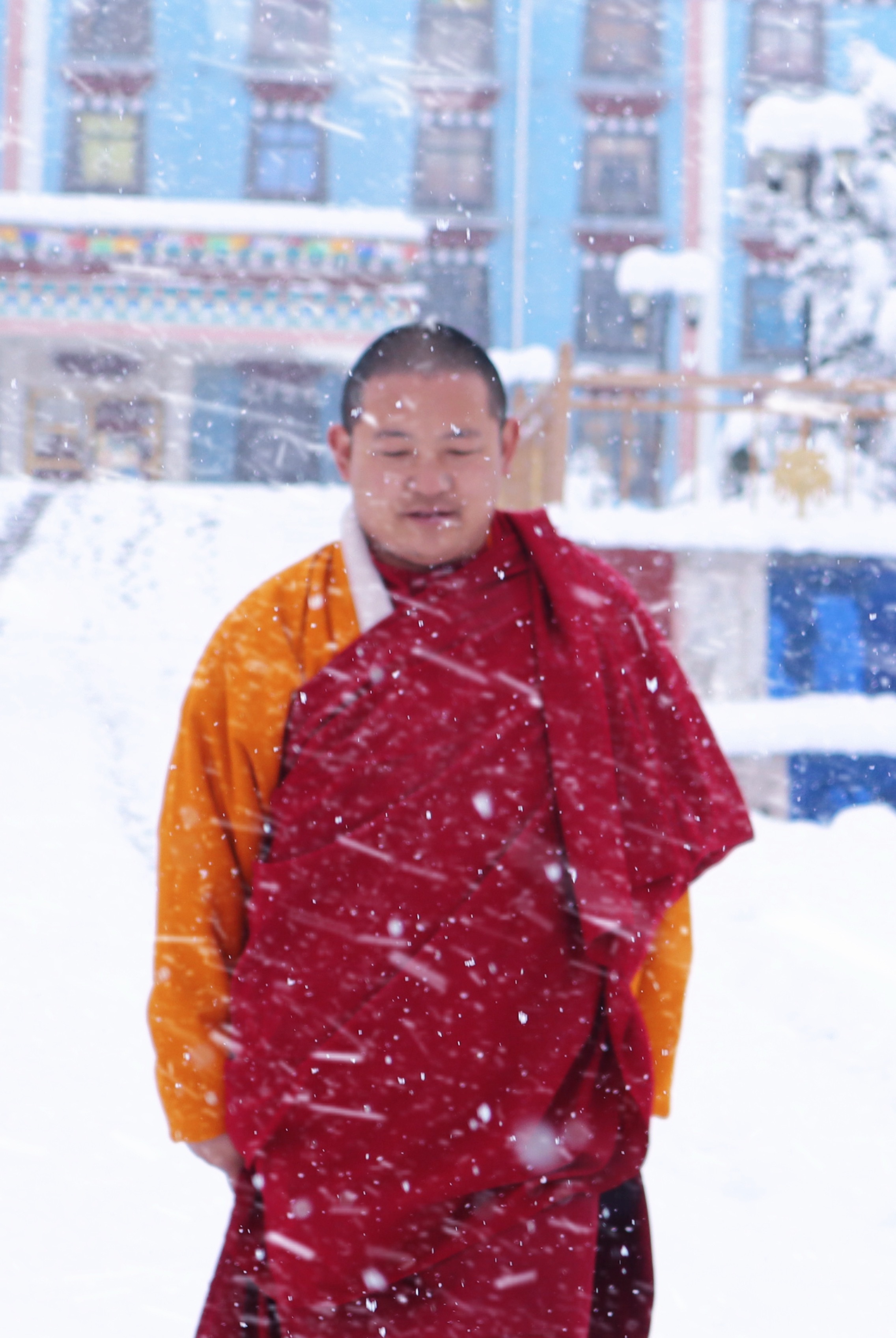 要做一个慈悲众生、赐人与福的人，在你的精神里面充满着爱，而最终的爱心和福气又会回