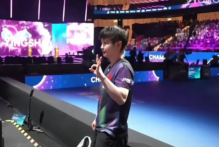 4月5日，孙颖莎在澳门世界杯夺冠后，做出OK手势，这三根手指一伸，含金量直接拉满