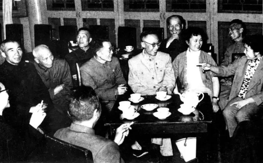 1964年，毛主席突然询问溥仪的工资，得知只有180元时，他脸色一沉，直言道：“