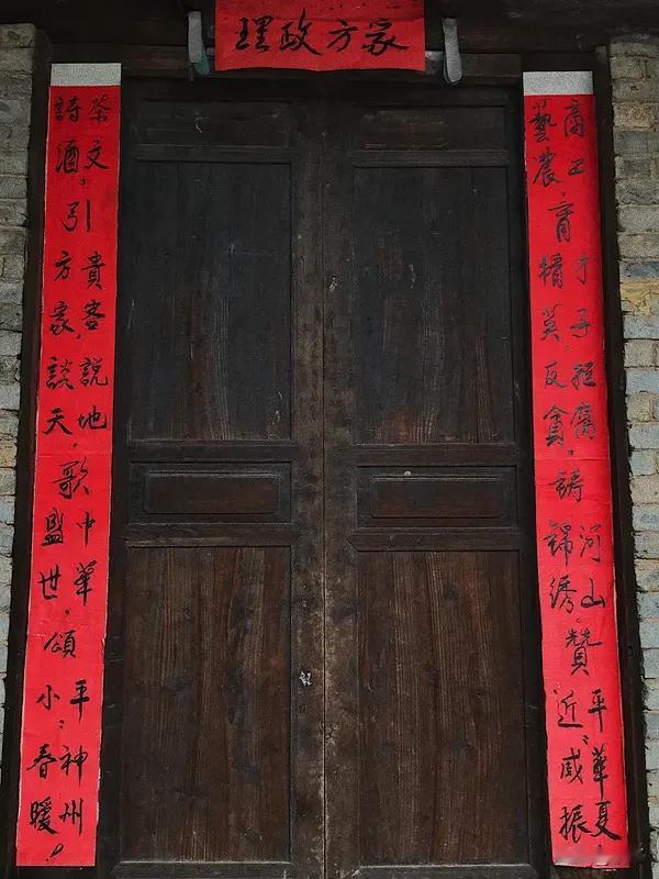 看到这个上联“将军策马驰天下，湘儿邀对”，第一反应就是画面感直接拉满，金戈铁马的