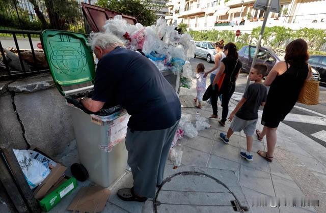 拿着安稳养老金，还和更需要的人争一口“残羹”
现在小区里最讽刺的景象，莫过于一群