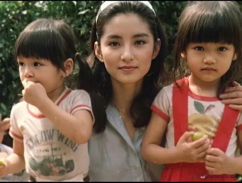 在翻看林青霞昔日1979年的老电影《难忘的一天》竟然找到了儿时的徐若宣，据说当时