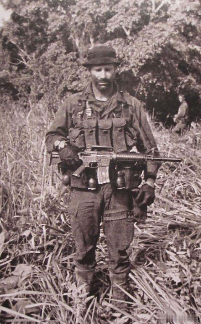Roger Smith 在1971年担任MACV-SOG RT Hawaii小队