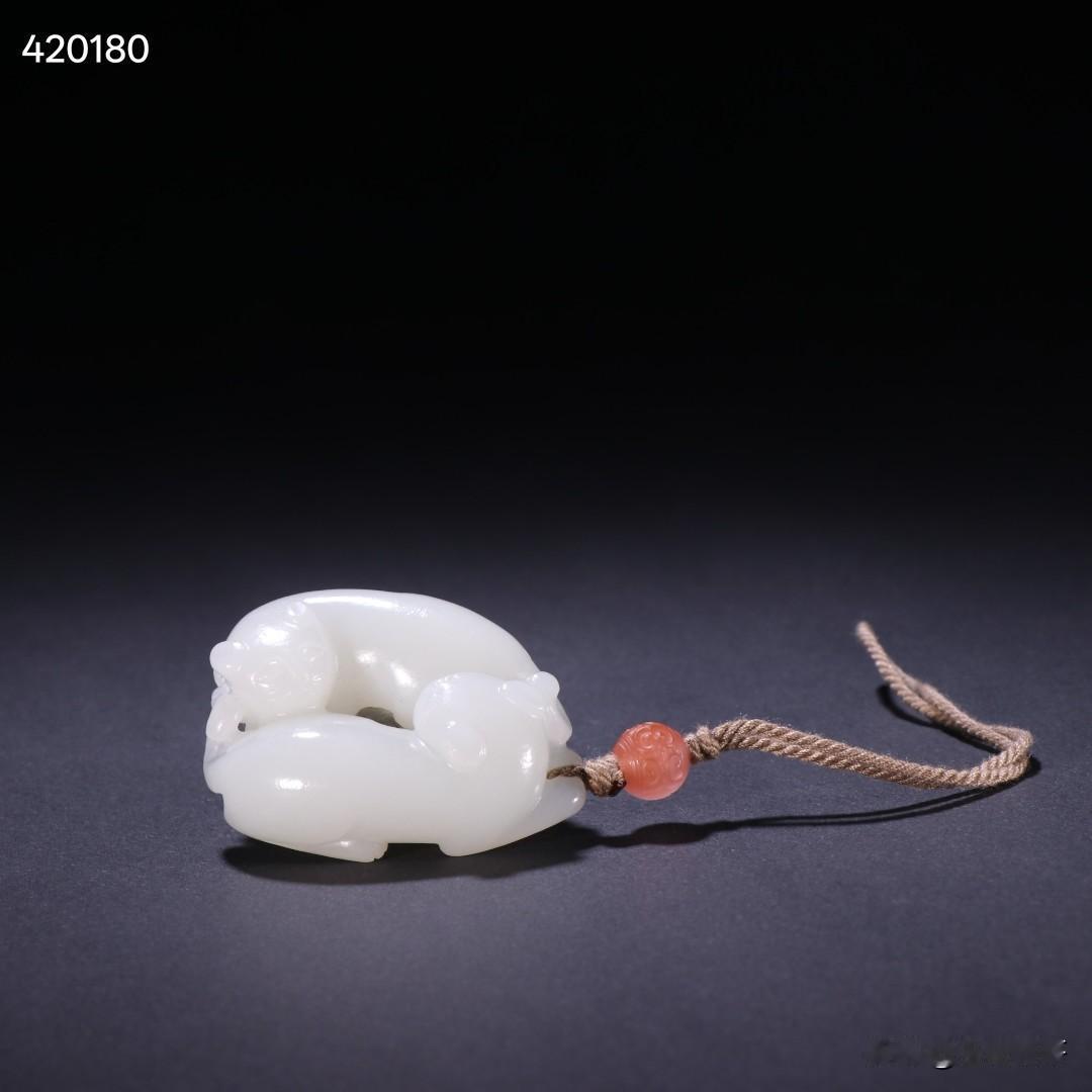 清代 和田玉双欢雕件。
规格：高1.4cm 长4.8cm