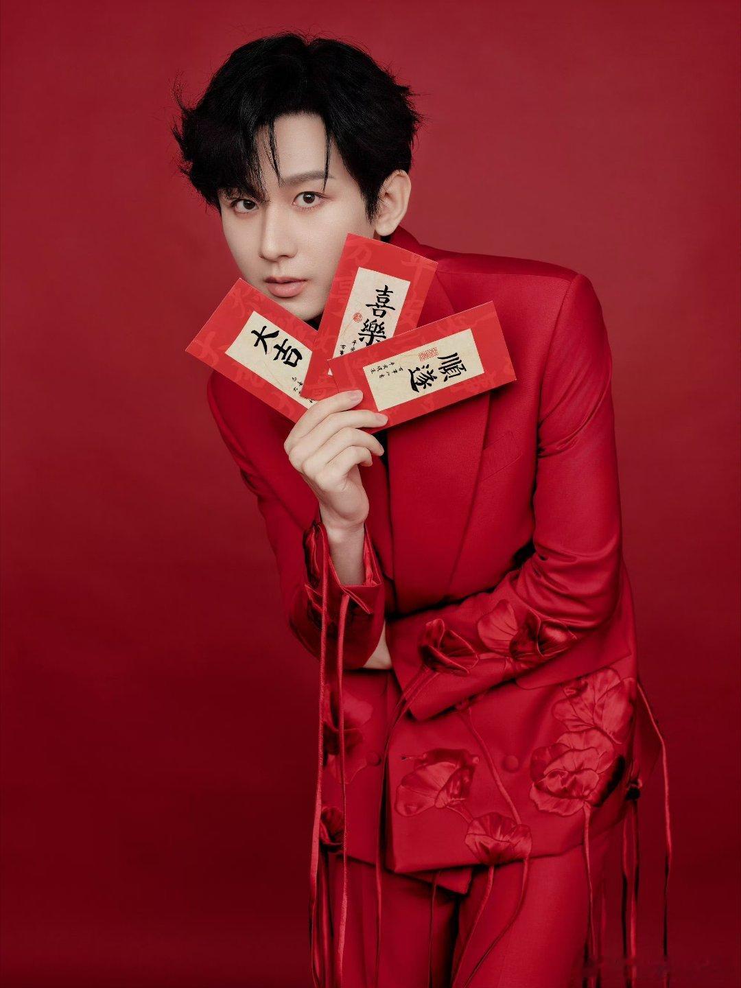 成毅天地剑心cy成毅王权富贵他那双眼，宛如深邃的湖泊，倒映着坚定与智慧；他那笑容