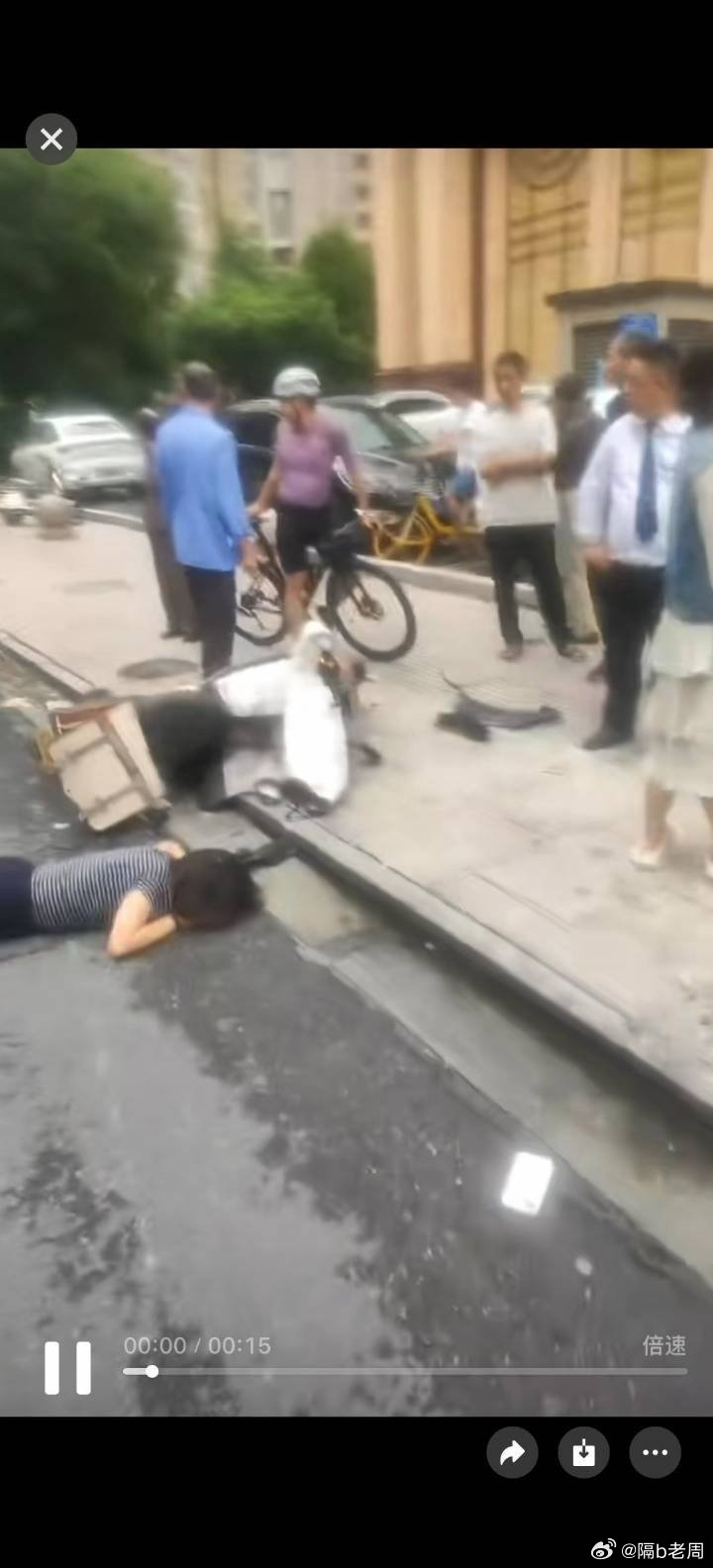 闹市区开车更要小心安全。 
