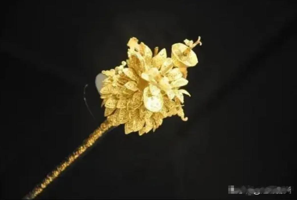江苏一男子在临终前留给妻子一个木盒，妻子看后非常生气，愤怒地将其摔在地上，竟然意