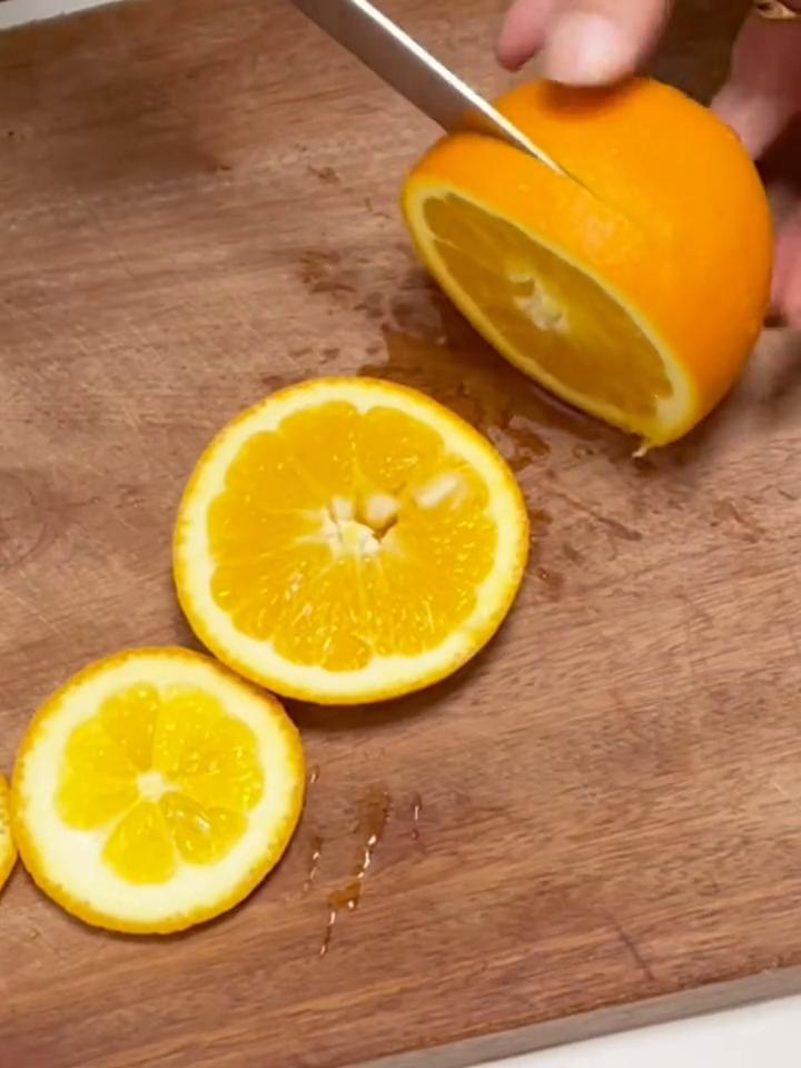 冰糖雪梨热橙茶，润喉一绝！
冰糖雪梨热橙茶，调理慢性咽炎，好喝又润喉。
·橙子洗