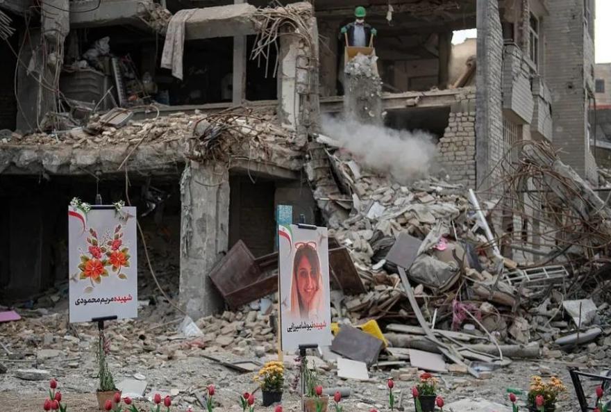 美军15艘舰艇就位封锁生效，伊朗反击随时打响，油价面临大幅上涨。
美伊在巴基斯坦