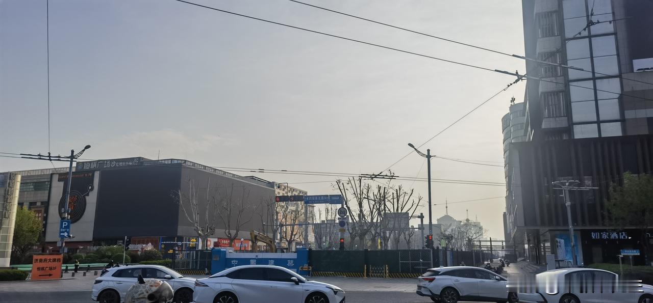 正是春景明媚时，济南泉城路又开始修路了！这次貌似是大修啊！
     昔日繁华的