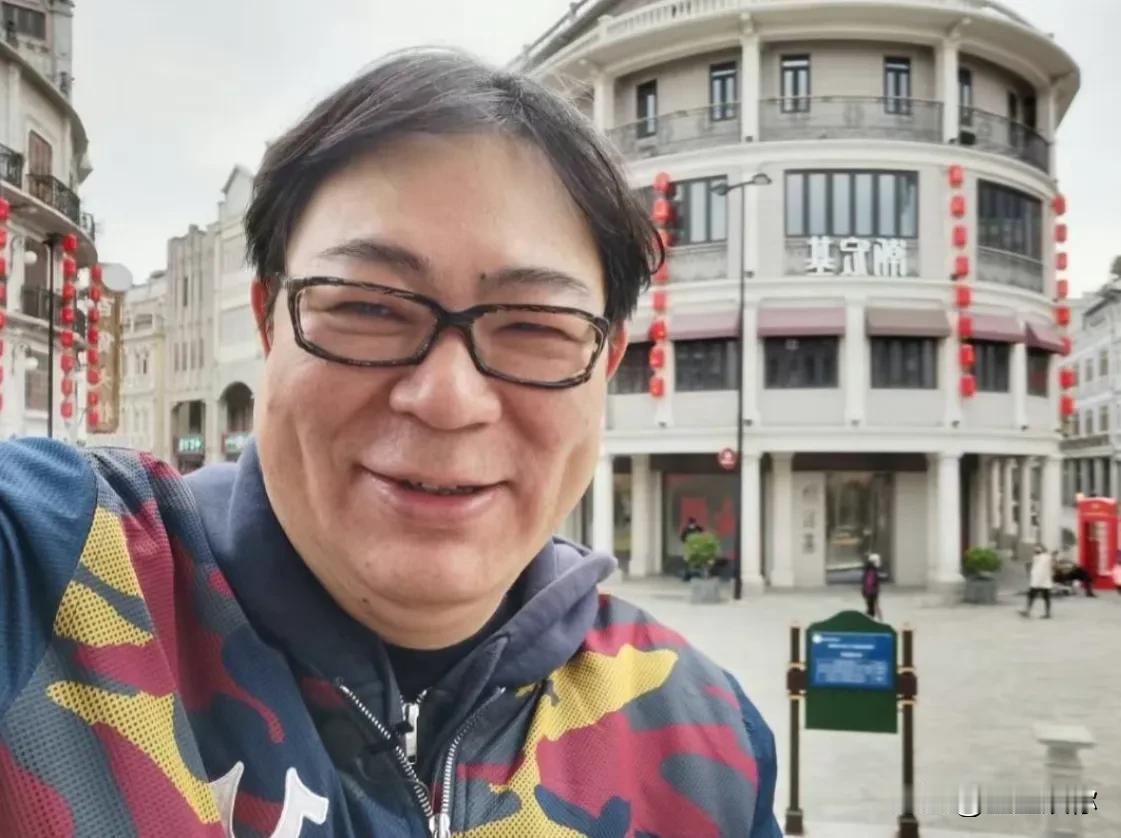 现在的夏东海看上去并不是老了，而是像一个在酒色里浸泡太久的猪头。他纵欲过度以后慢