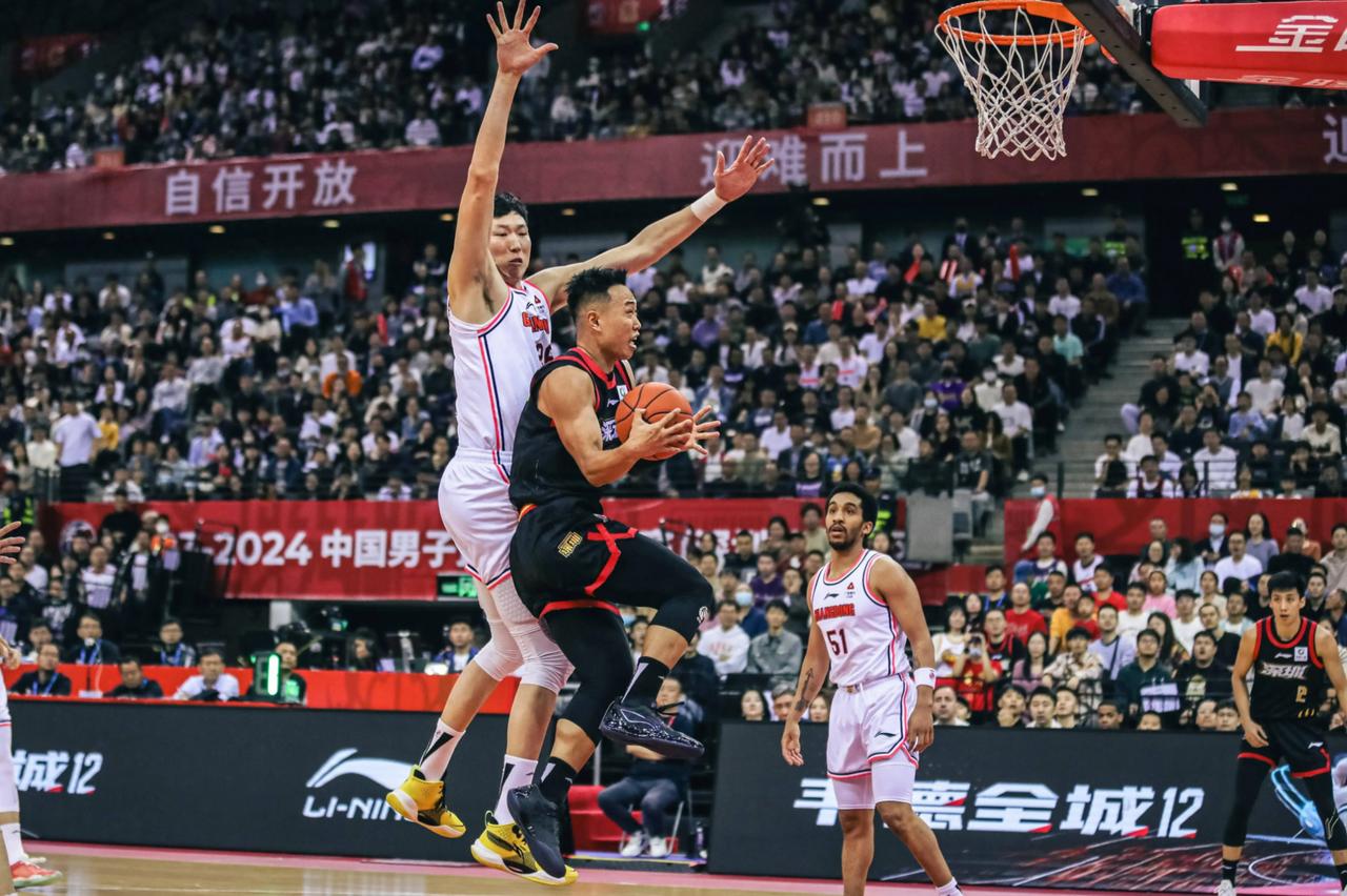 贺希宁真的将斩获本赛季的MVP？还真有这个可能！这不，就在上场遭遇战，当深圳队以