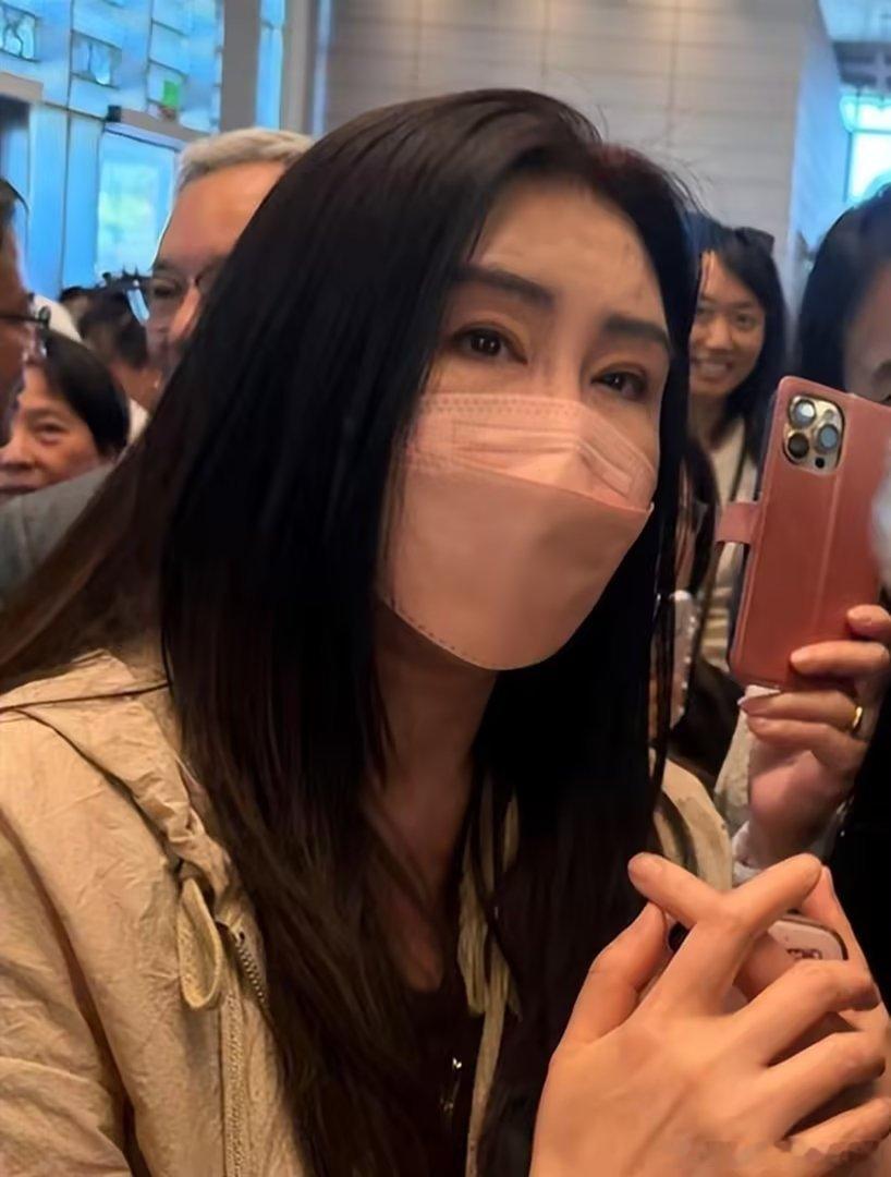 王祖贤医美 桃花眼是她的标志，以前一抬眼全是故事，现在真的少了那股味道。 