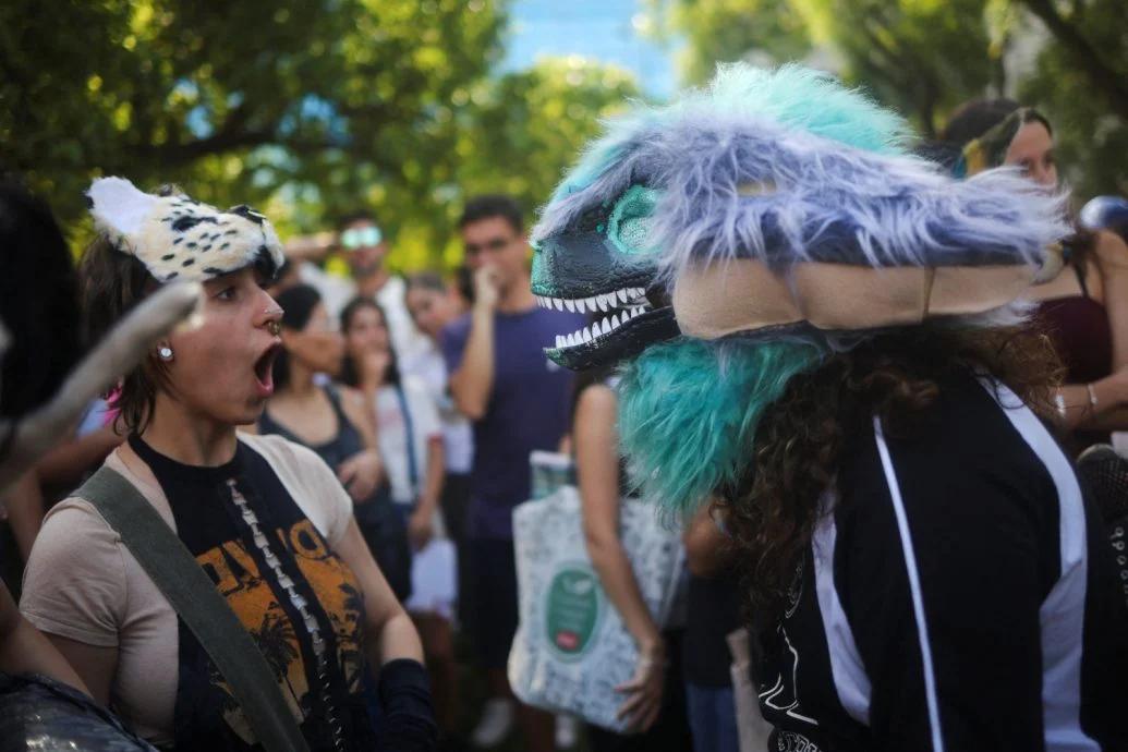 在西语圈国家，“兽人”(therian)逐渐成为一种流行，阿根廷、西班牙的城镇街