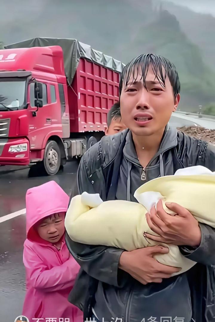 一位跑长途货运的师傅，为了一家人的生活，辛辛苦苦的来往在公路上，有时候一两个月都