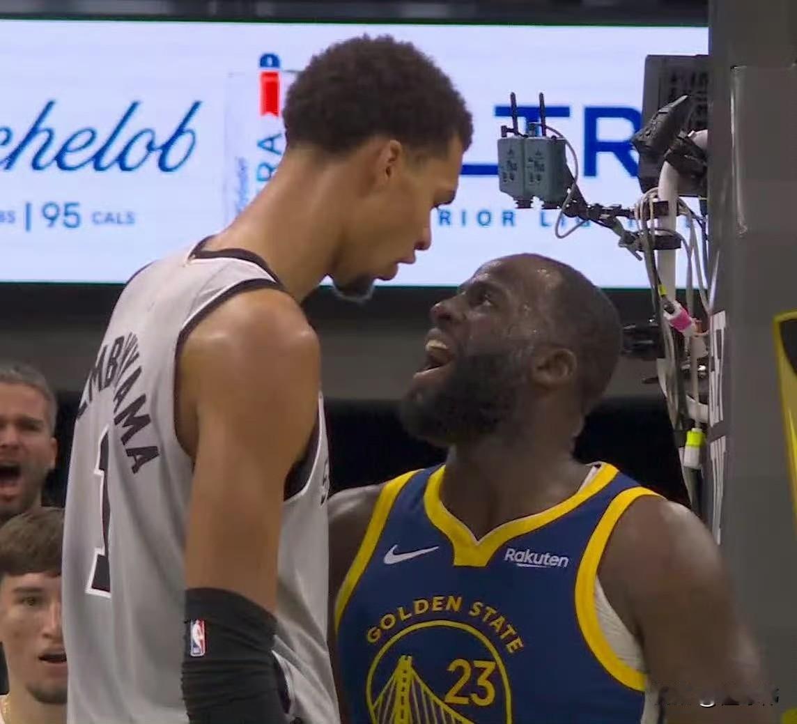 有意思！文班亚马谈跟追梦格林互喷垃圾话：

“这是追梦一直以来的把戏，不是吗？”