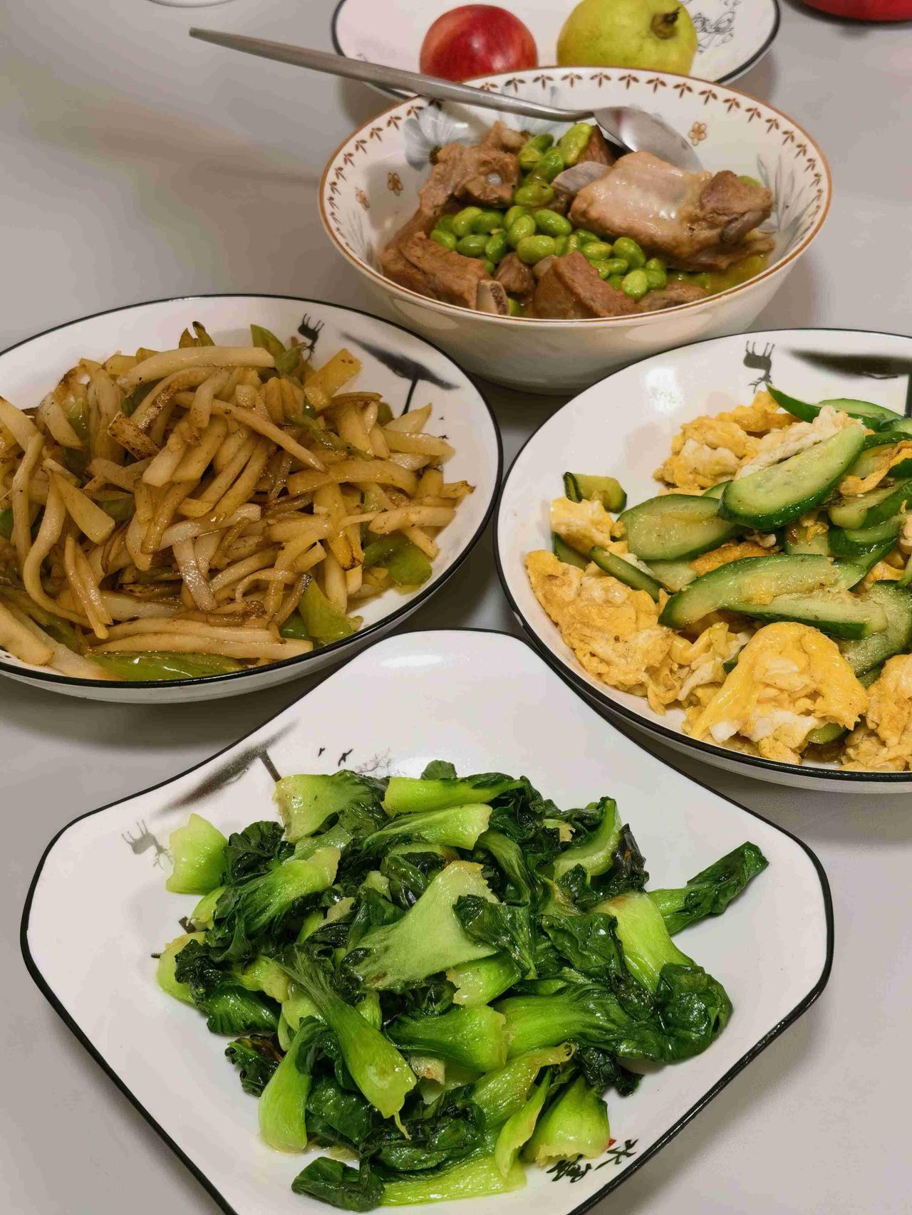 我家老公每天下班回到家里就想喝口酒，每天都有喝酒的借口，简直就像一个酒鬼。

前