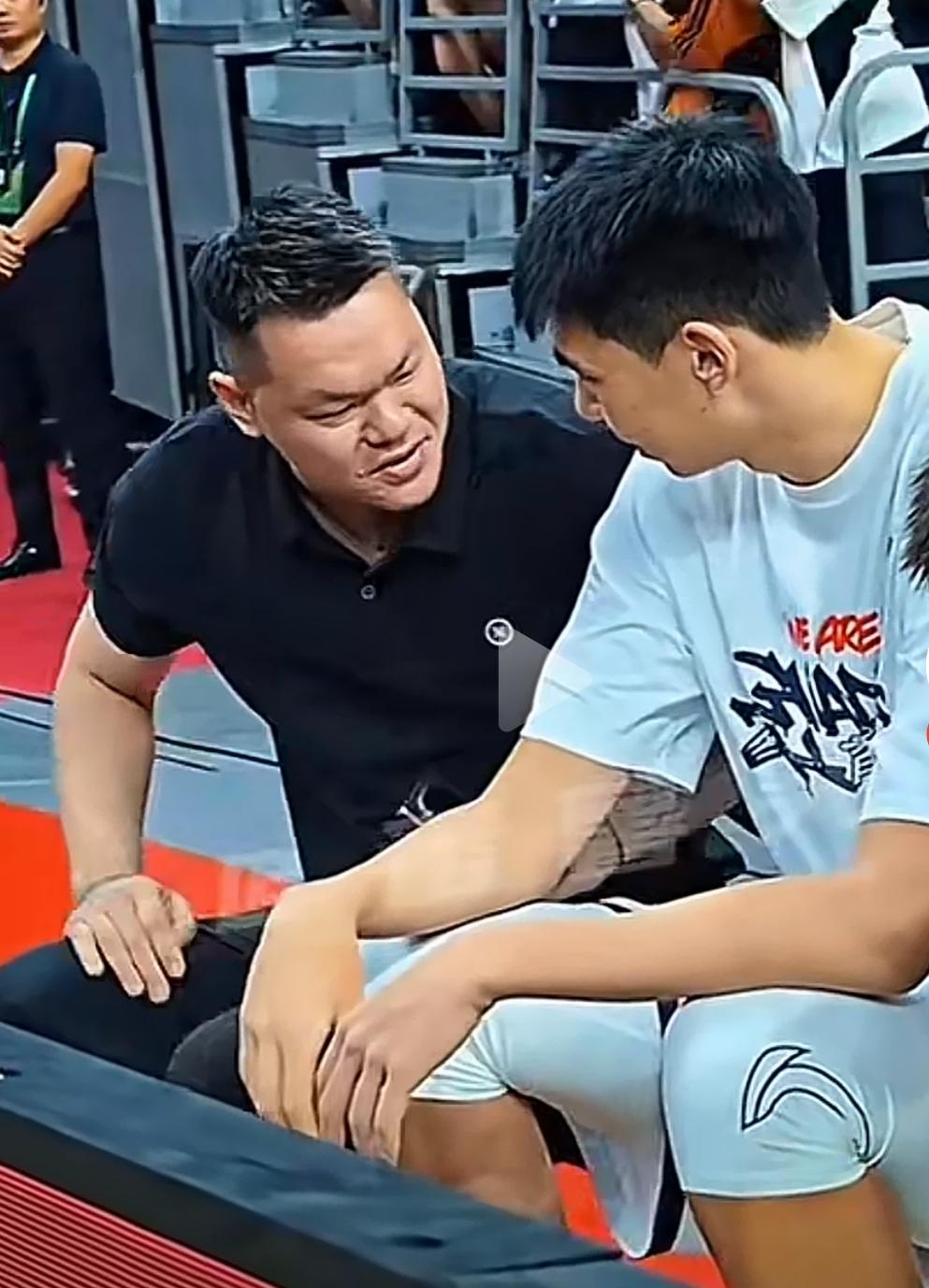 当年是电线杆子被侮辱咒骂，如今俱乐部老总笑脸相迎，暗地里商量回归事宜，季后赛资格