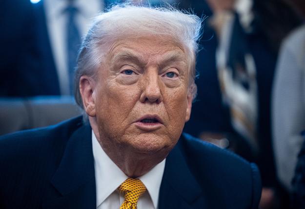 特朗普面对这39万亿的美债想出一个好办法，钱自己是还不上了，但是自己可以把这个债