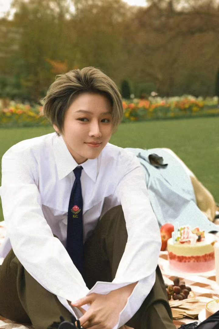 刘雨昕原创生日单曲 “不是急于抹去痕迹”——这句话很关键。很多时候我们被催促“快