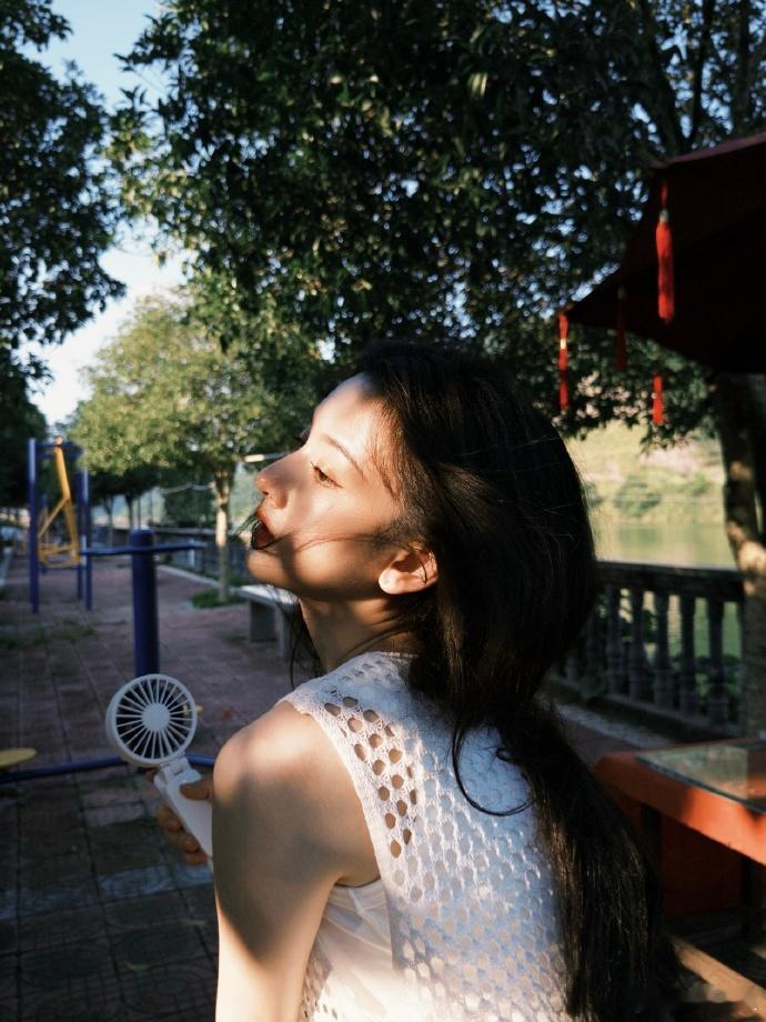 宋祖儿立秋氛围感营业 告别盛夏，迎接初秋，立秋的第一组氛围感照片🈶自由又明媚[
