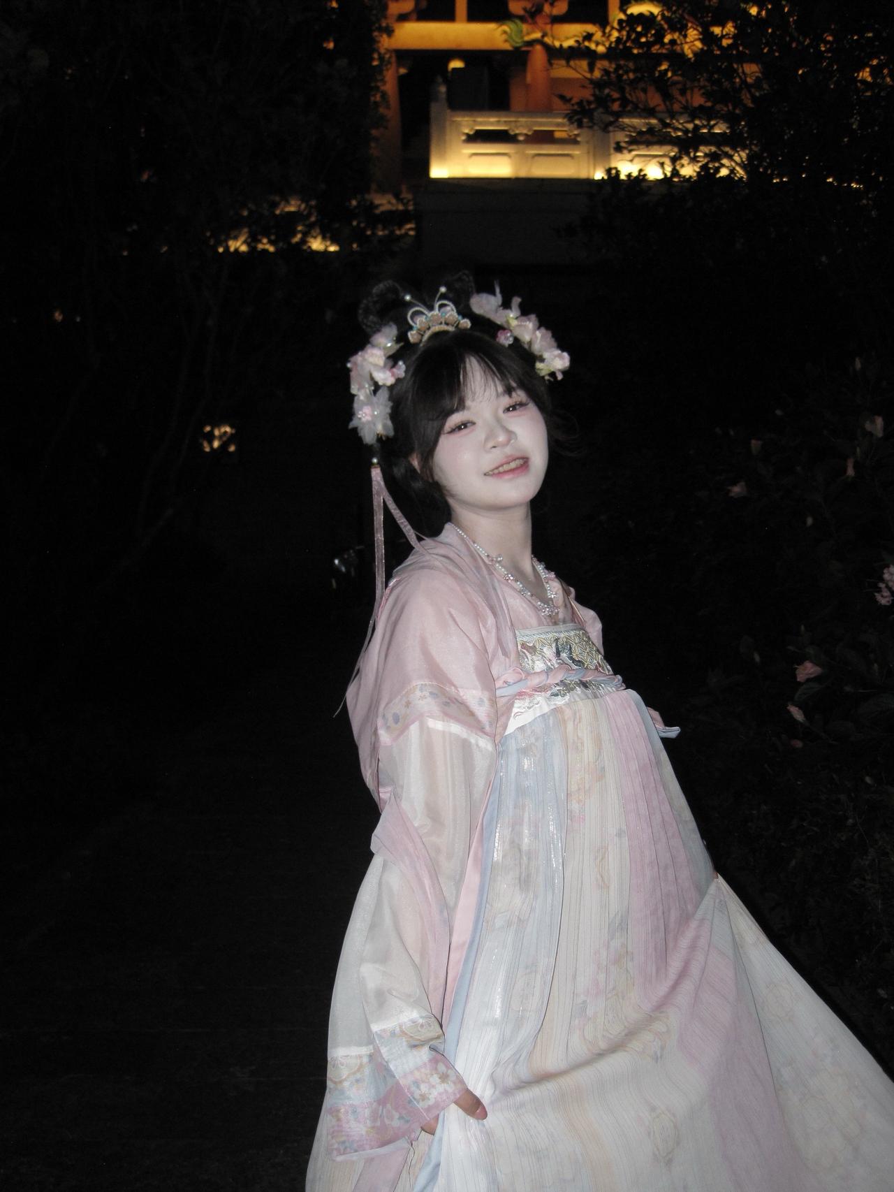 古镇随拍喜欢古风的女孩 汉服灯影 汉服夜景氛围感 汉服妆造出片