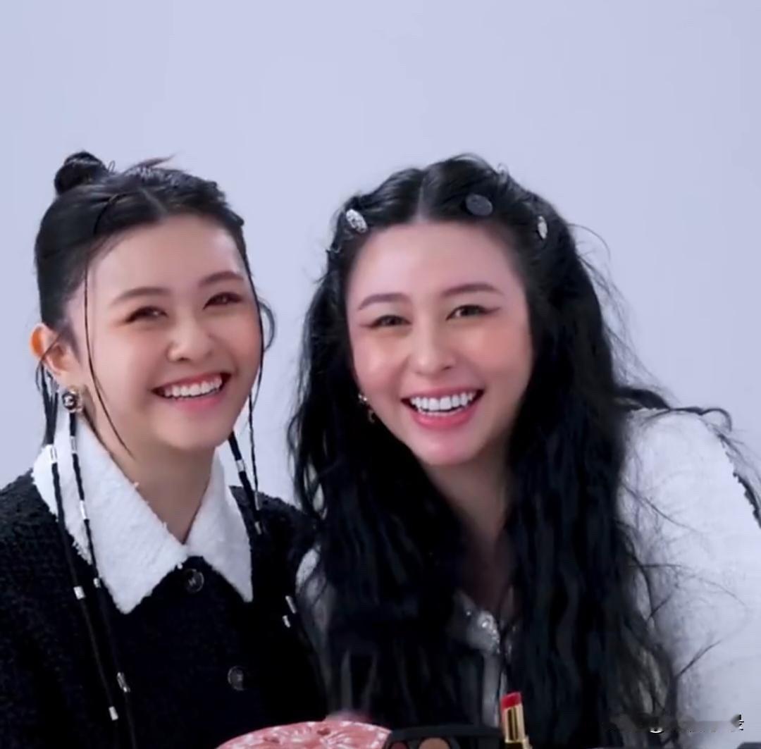 邱淑贞的大女儿和二女儿合体拍摄广告，姐妹俩的颜值都好一般，脸型五官太虐了，远不如
